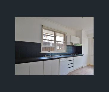 IDEAL FAMILY HOME IN PRIME LOCATION - Photo 4