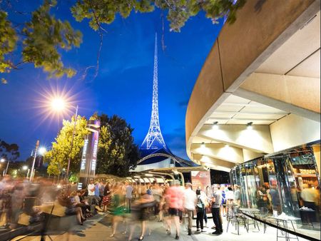 Exceptional City Apartment with Exclusive Access - Photo 3