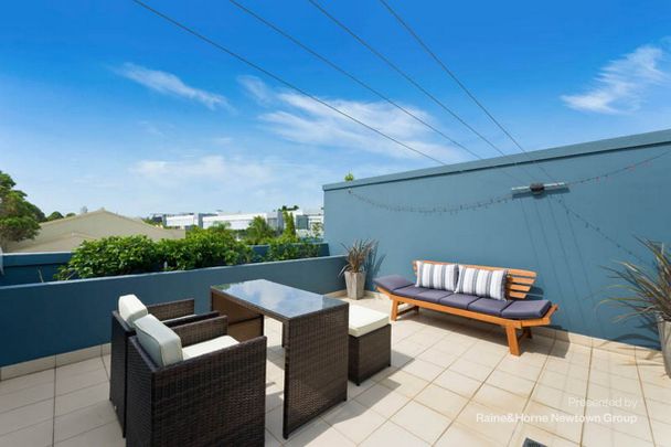 Tri-level 2 bed apartment with rooftop terrace - Photo 1
