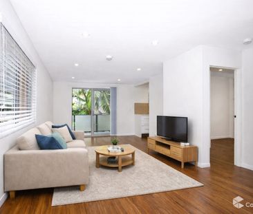 Updated apartment only a stones throw from Narrabeen Lake - Photo 1