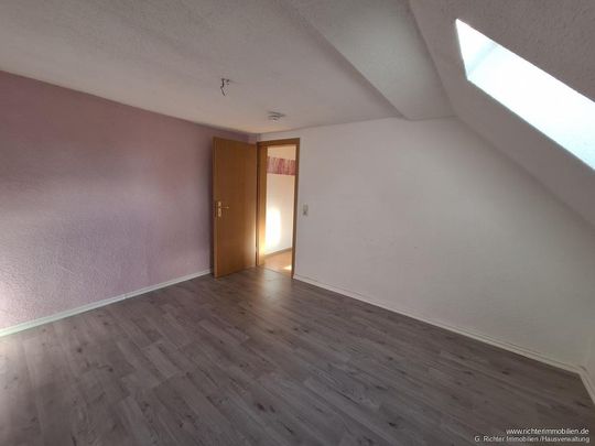 Großzügige 2-Zimmer Dachgeschosswohnung mit Abstellkammer - Photo 1