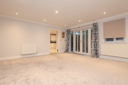 2 bed flat to rent in Peninsula Heights, 27 Bessborough Road, BH13 - Photo 2