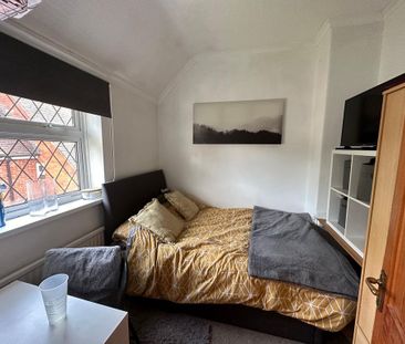 4 bedroom semi-detached house to rent - Photo 5