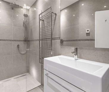 A very spacious two bedroom coach house, tucked away on one of Clap... - Photo 3