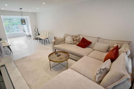 3 bedroom semi-detached house to rent - Photo 3