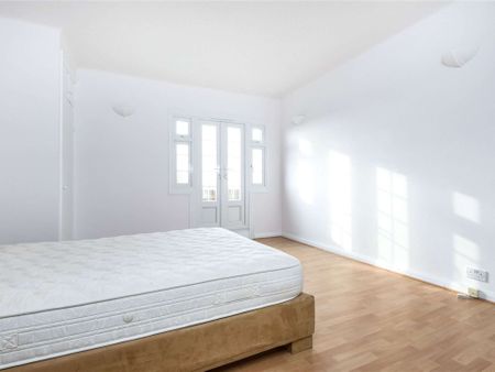 A spacious apartment on the 3rd floor of this purpose built block. - Photo 5