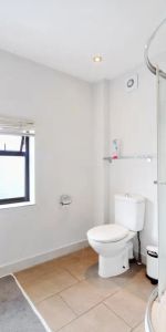 3 bedroom flat in London - Photo 4