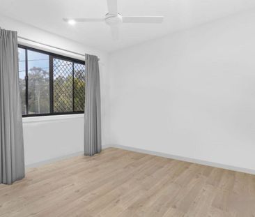 Spacious upstairs living - Photo 4
