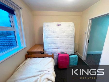 5 bedroom semi-detached house to rent - Photo 2