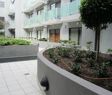 DREAM LOCATION! 1 BED + LARGE STUDY! - Photo 2