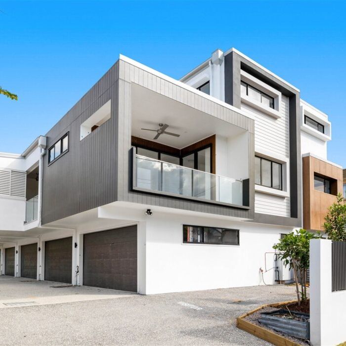 Three-storey Townhouse, Two Garage Spaces, Great Location - Photo 1
