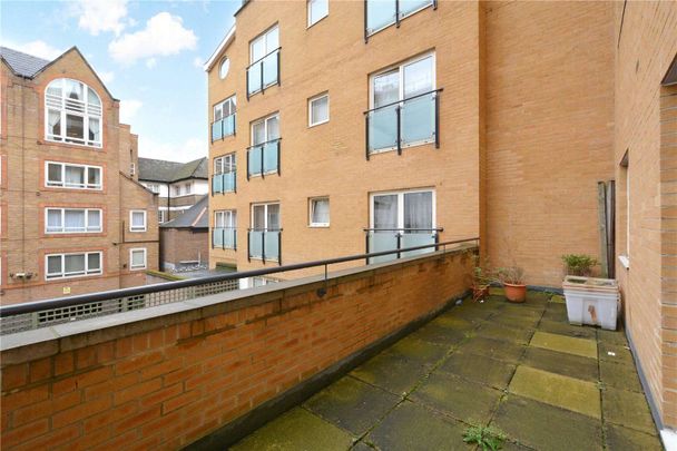 1120 sq ft modern apartment close to Tobacco Dock with private balcony. - Photo 1