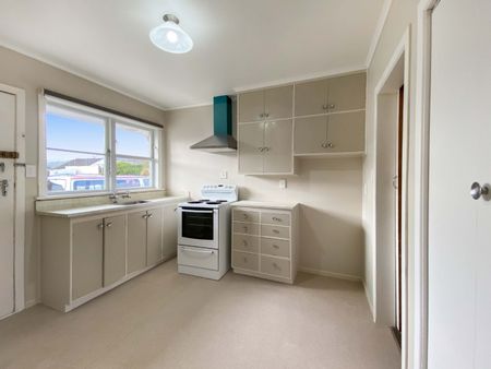 TRENTHAM LIVING - Photo 4