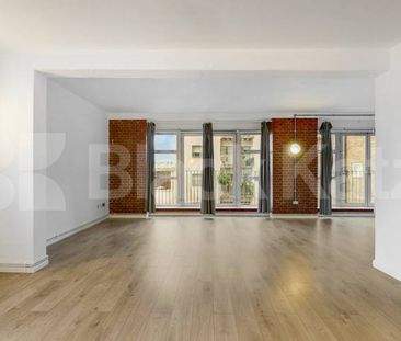 Spacious Studio located within a warehouse conversion with exposed ... - Photo 4