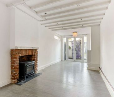 An immaculate two-bedroom cottage located on the Cookham High Street. - Photo 5