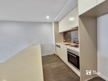 Spacious 3 Bedroom Apartment with City & River Views - Photo 4