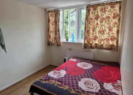 1 bedroom in a flat share to rent - Photo 2