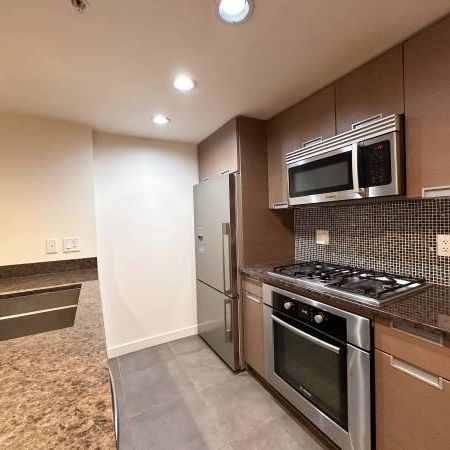 1 bd+den with A/C and huge patio in Arbutus/ Kitsilano area - Photo 3