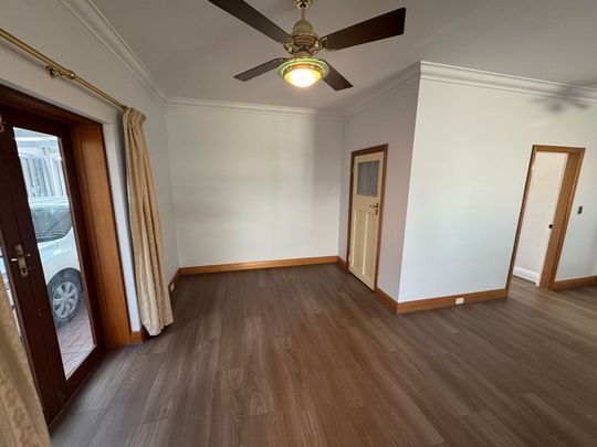 Spacious 4-Bedroom Character Bungalow in Prime Coastal Location - Photo 1