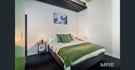 Designer warehouse-style living - Photo 5