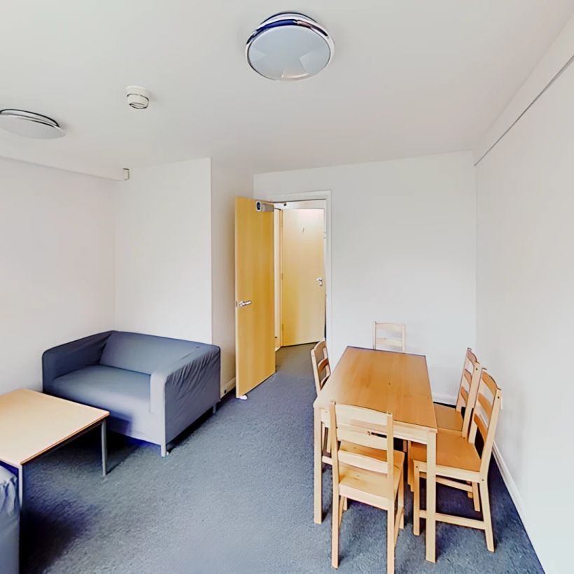 5 bedrooms 2 bathrooms - Photo 1