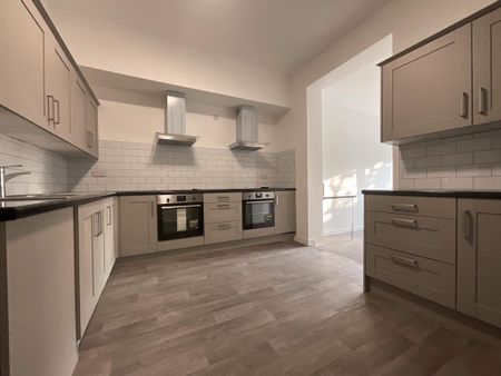 8 bedroom house of multiple occupation to rent - Photo 4