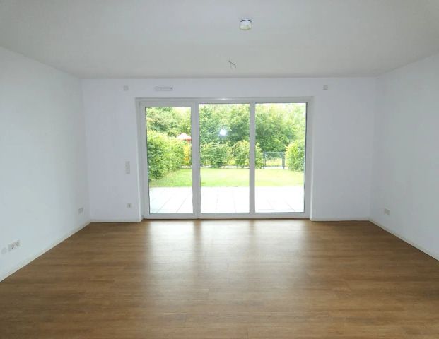 Modern geschnittene 3-Zimmer-Erdgeschoss-Wohnung mit Einbauküche und Garten - Photo 1