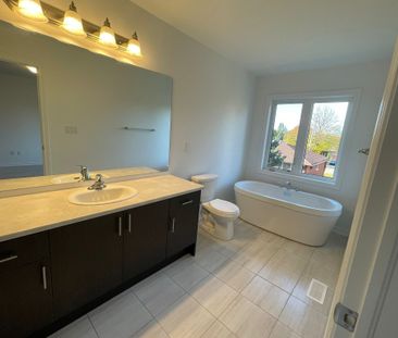 For Lease - 272 Okanagan Path, Oshawa, Ontario - Photo 4