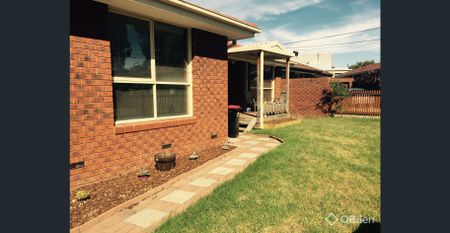 Spacious unit in prime location - Photo 4