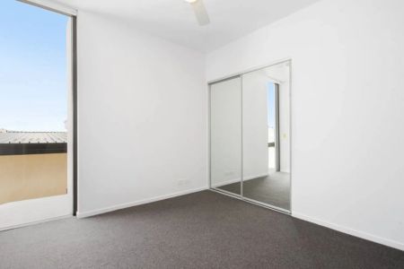 Spacious 3-Bedroom Apartment in the Heart of Dutton Park - Photo 5