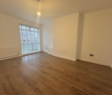 3 bedroom end of terrace house to rent - Photo 1