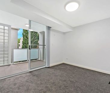 Modern Masterpiece – Split Level Two Bedroom Townhouse Style Apartm... - Photo 1