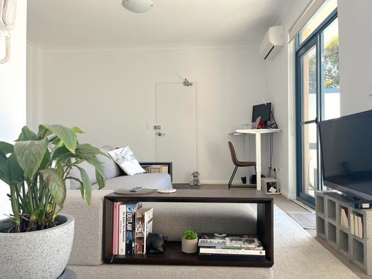 Stunning Top Floor Pet Friendly Apartment - Photo 1