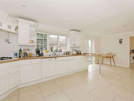 A well presented four bedroom family house tucked away in superb location close to town centre and just under a mile from Sir William Borlase's Grammar School. - Photo 2