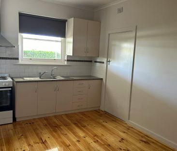 Neat 3 bedroom close to town centre - Photo 5