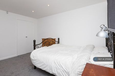 5 bedroom detached house to rent - Photo 3