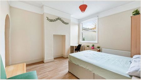 5 Bed Semi-Detached House, Sydney Road, W13 - Photo 4