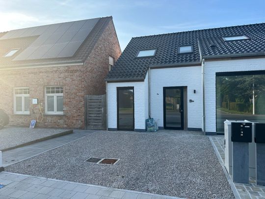 Volledig vernieuwde woning met 2 slaapkamers - Photo 1