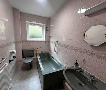 Larchmoor Park, Gerrards Cross Road, Slough, SL2 - Photo 5