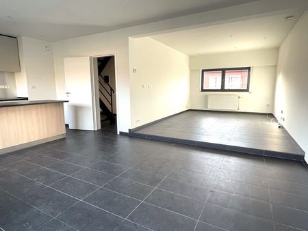 Volledig gerenoveerd energiezuinig duplex appartement dichtbij vele voorzieningen - Photo 4