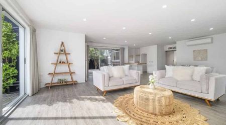 Modern house located in central location - Photo 3