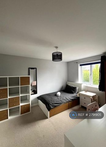 4 bedroom semi-detached house to rent - Photo 4