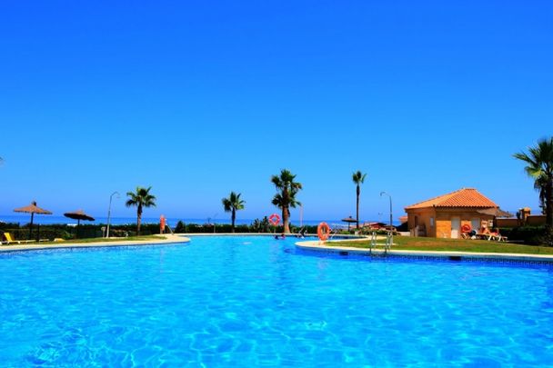 4 Bedroom Townhouse For Rent in Estepona, Málaga - Photo 1