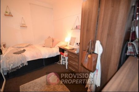 7 Bedroom Houses in Hyde Park - Photo 4