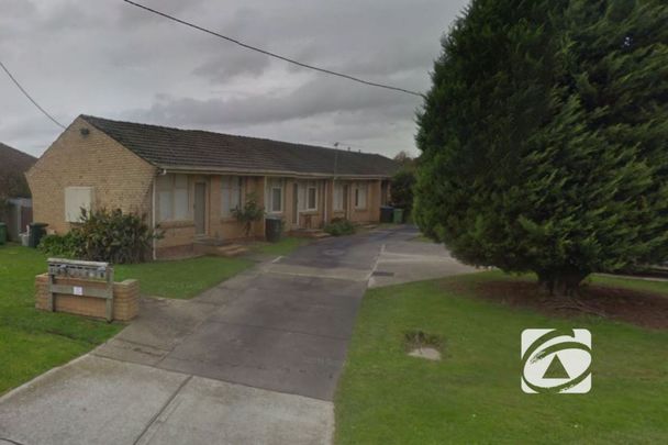 COSY 1 BEDROOM UNIT CLOSE TO SHOPS AND TRANSPORT - Photo 1