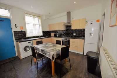 4 bedroom House in Burley Lodge Terrace, Leeds - Photo 2