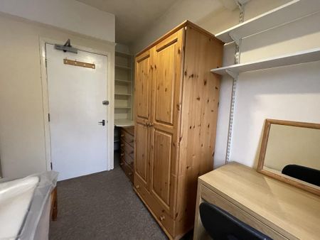 1 bedroom in a house share to rent - Photo 2