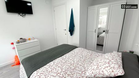 Room in a shared 4-bedroom apartment for rent in Mestalla, all bills included. - Photo 4