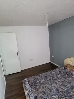 Room in a Shared House, Carlton Grove, LS7 - Photo 1