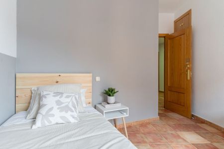 Spacious room with semi-private bathroom in Cuatro Caminos - Photo 4